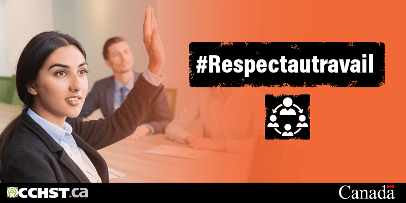 Une femme dans une salle de réunion levant la main. Le mot-clic de l’image est #respectautravail