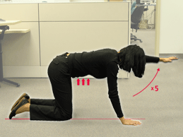 Figure 2 - En expirant, lever un bras devant soi