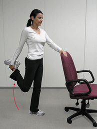 Figure 2A - Se tenir près d'une chaise pour conserver son équilibre
